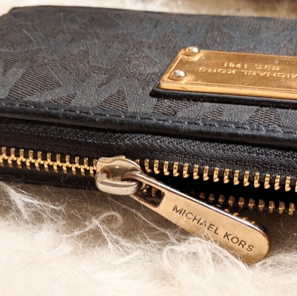 AUTHENTIC MICHAEL KORS Black Zippered Wallet - Picture 3 of 4